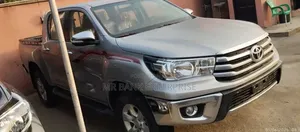 Photo - Toyota Hilux 2018 Silver