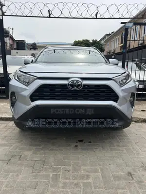 Toyota RAV4 XLE FWD 2020 Silver