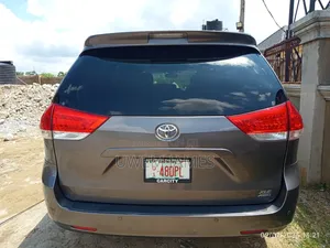 Photo - Toyota Sienna XLE 7 Passenger 2011 Gray
