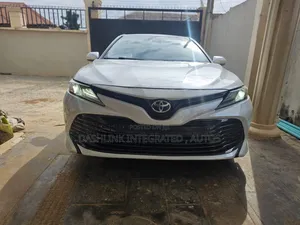 Toyota Camry XLE FWD (2.5L 4cyl 8AM) 2018 Ivory