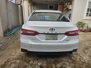 Toyota Camry XLE FWD (2.5L 4cyl 8AM) 2018 Ivory