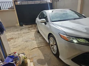 Toyota Camry XLE FWD (2.5L 4cyl 8AM) 2018 Ivory