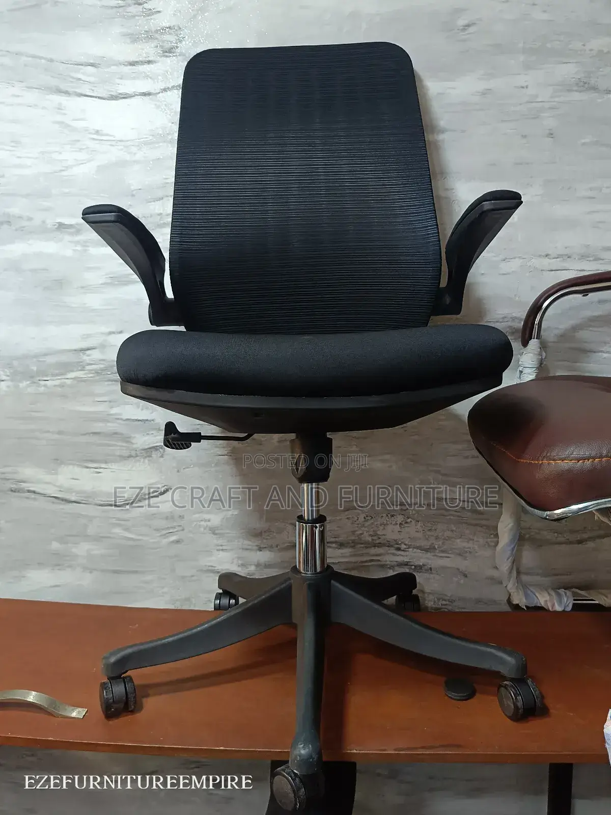 Swinging Armrest Office Chair