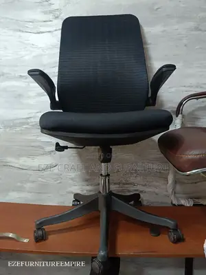 Swinging Armrest Office Chair