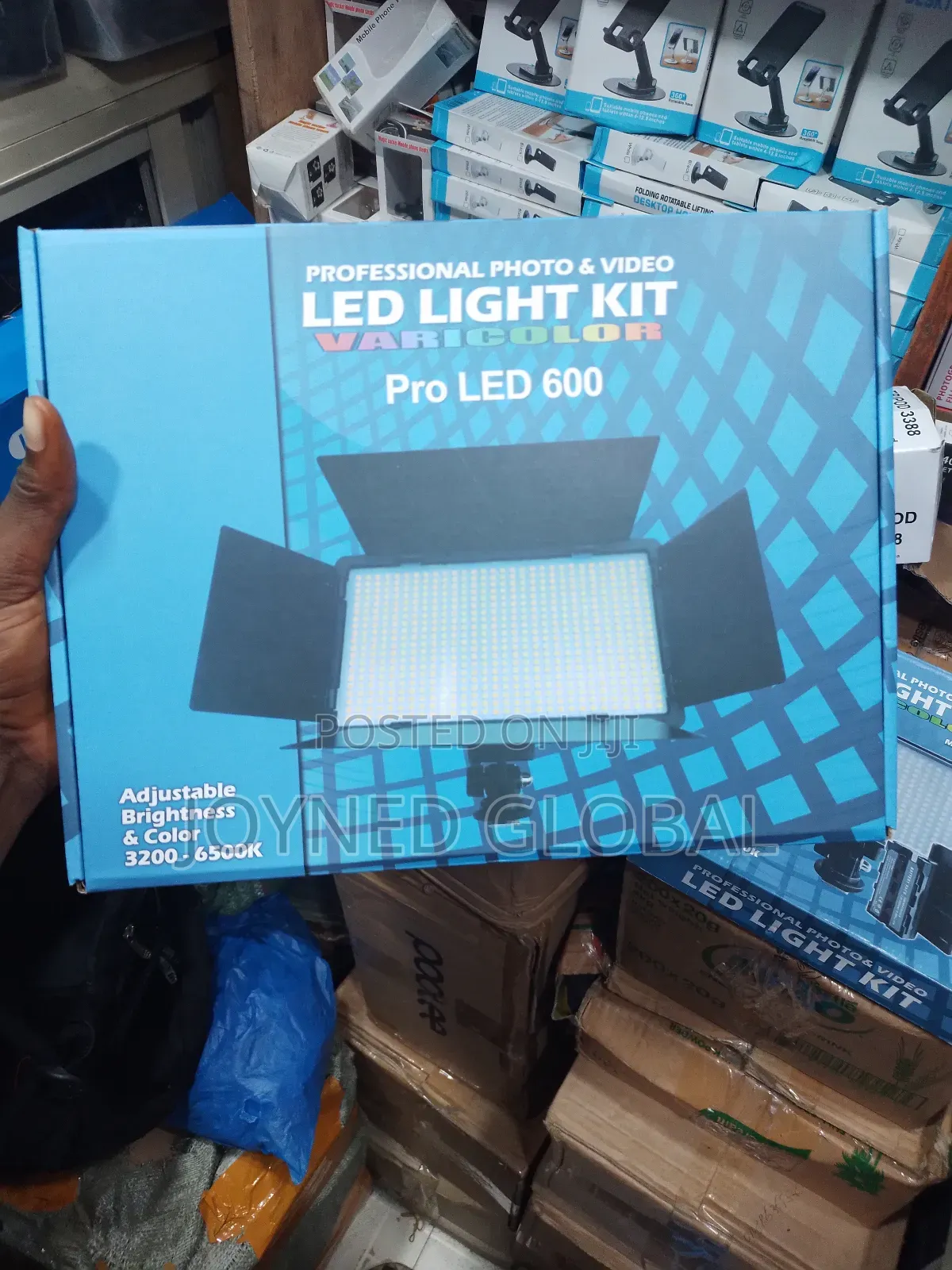 Led Light With Tripod Charger and Its Battery