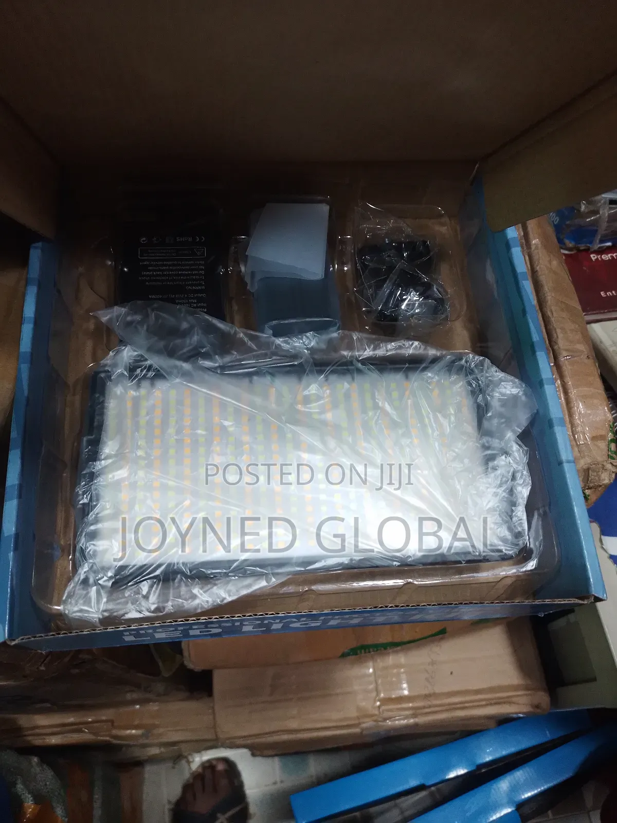 Led Light With Tripod Charger and Its Battery