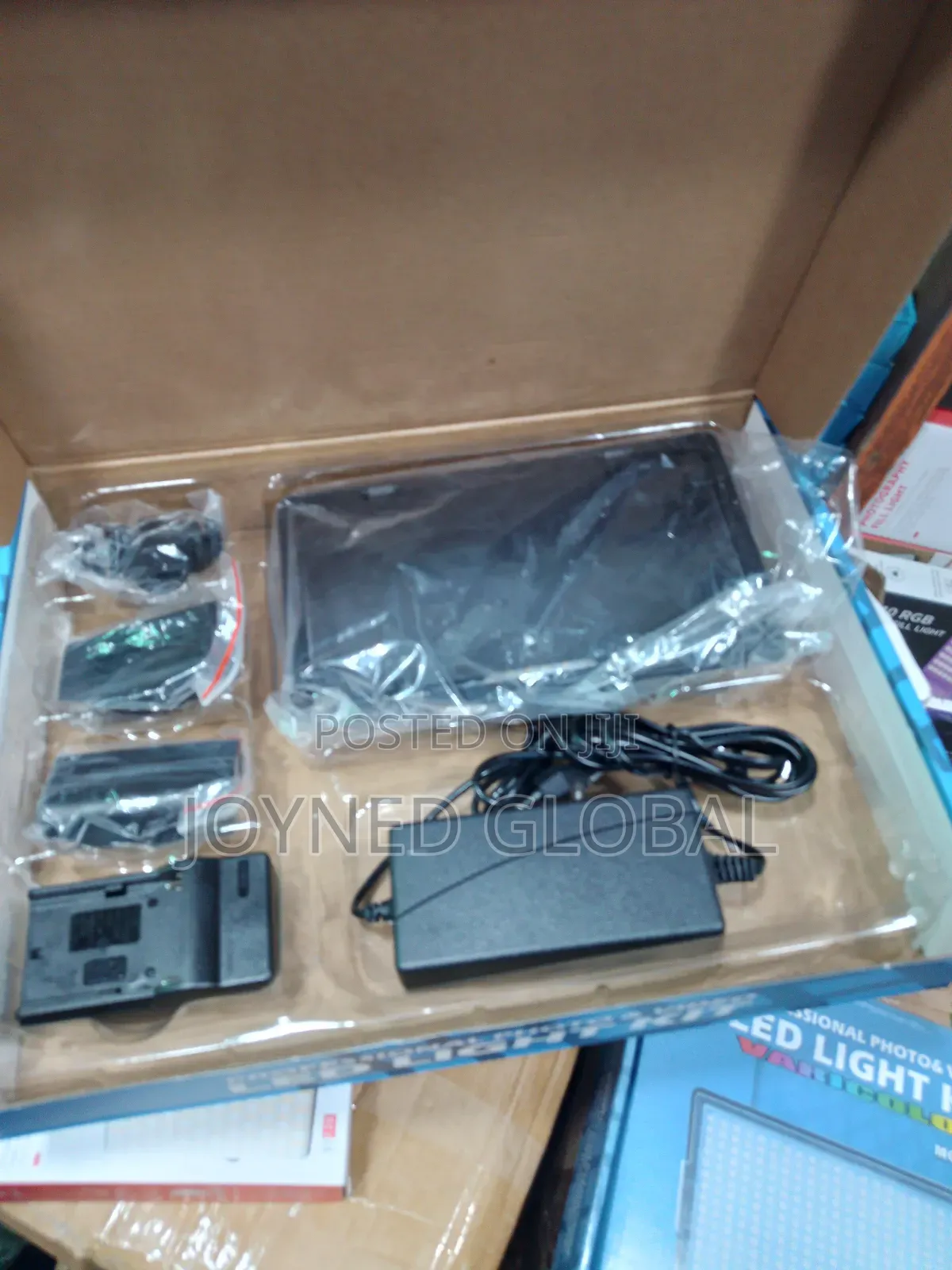 Led Light With Tripod Charger and Its Battery