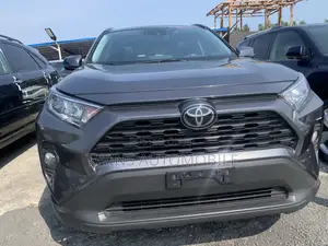 Toyota RAV4 XLE 2021 Gray