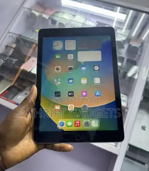 Apple iPad 9.7 32 GB Black