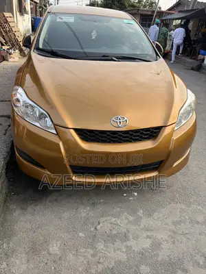 Toyota Matrix S Hatchback FWD (2.4L 4cyl 5A) 2010 Yellow