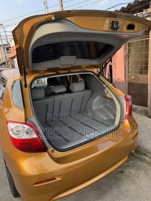 Toyota Matrix S Hatchback FWD (2.4L 4cyl 5A) 2010 Yellow