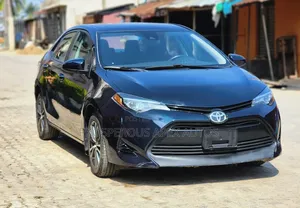 Toyota Corolla LE (1.8L 4cyl 2A) 2018 Blue