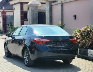 Toyota Corolla LE (1.8L 4cyl 2A) 2018 Blue