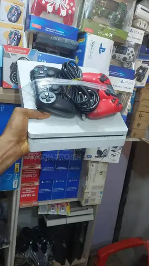 Ps4 Slim With 2 Pads and Games 