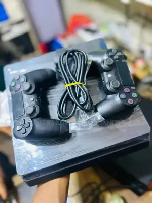 Fat Ps4 With 2 Pads and Games 