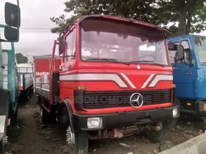 Mercedes-Benz 813 1999 Red