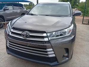 Toyota Highlander XLE 4x4 V6 (3.5L 6cyl 8A) 2018 Green