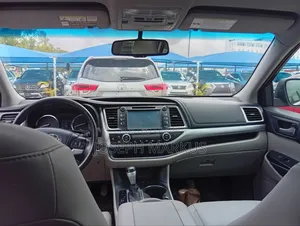 Toyota Highlander XLE 4x4 V6 (3.5L 6cyl 8A) 2018 Green