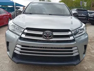 Toyota Highlander XLE 4x4 V6 (3.5L 6cyl 8A) 2018 Silver
