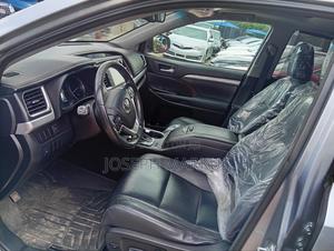 Toyota Highlander XLE 4x4 V6 (3.5L 6cyl 8A) 2018 Silver