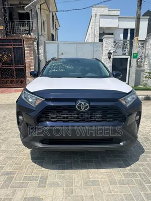 Toyota RAV4 XLE 2021 Blue