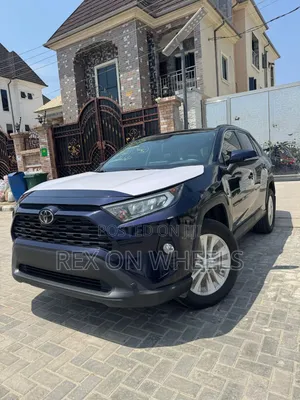 Toyota RAV4 XLE 2021 Blue