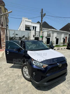 Toyota RAV4 XLE 2021 Blue