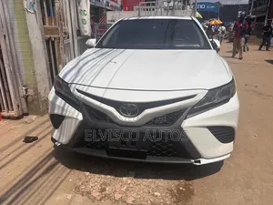 Toyota Camry SE FWD (2.5L 4cyl 8AM) 2018 White