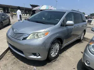 Photo - Toyota Sienna XLE AWD 7-Passenger 2013 Silver