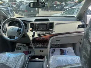 Toyota Sienna XLE AWD 7-Passenger 2013 Silver