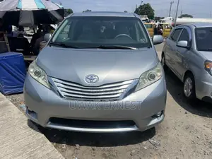 Toyota Sienna XLE AWD 7-Passenger 2013 Silver