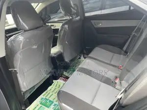 Toyota Corolla LE (1.8L 4cyl 2A) 2018 Silver