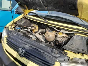 Volkswagen Transporter 2005 Yellow