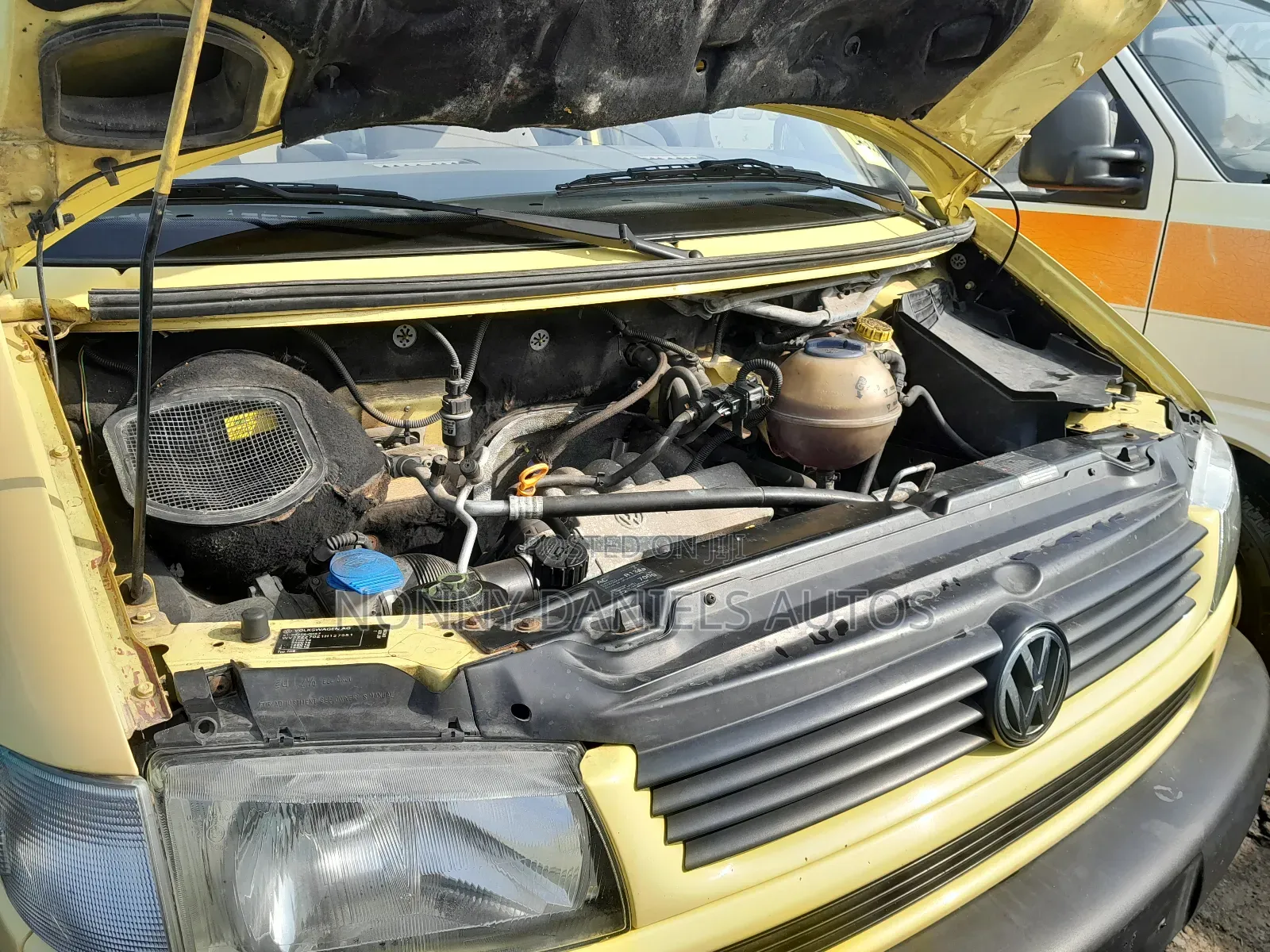 Volkswagen Transporter 2005 Yellow