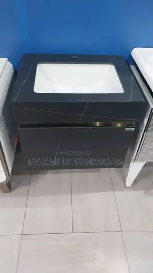 Quality Cabinet With Mirror