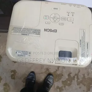 Epson Vs220 2700 Lumens Svga Hdmi Projector|| Uk Fairly Used