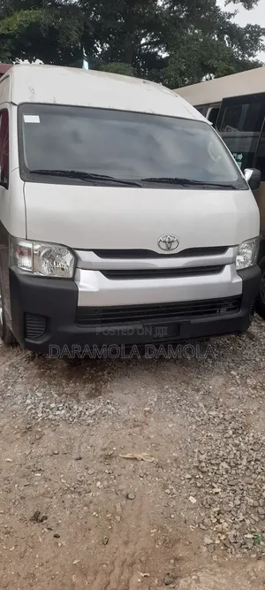 Toyota HiAce 2018 Gold
