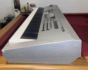 Photo - Yamaha Mo8 - 88-Key Music Production Synthesizer Workstation