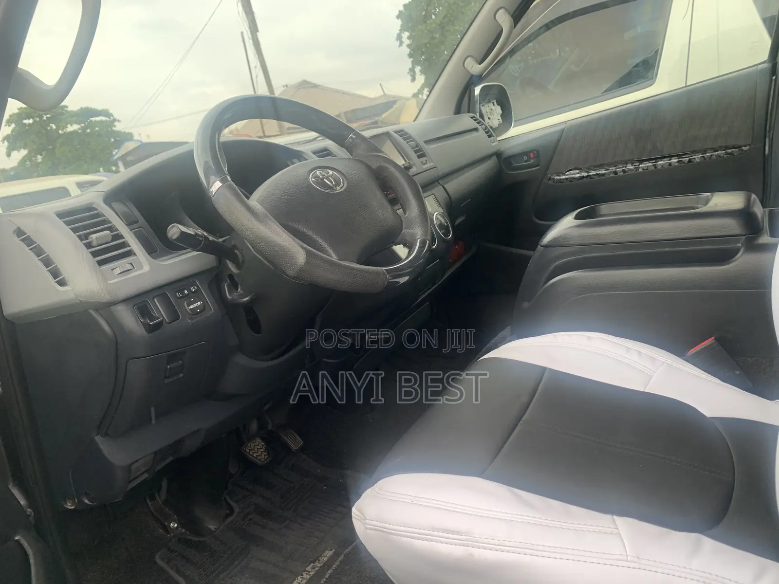 Toyota HiAce 2012 Black