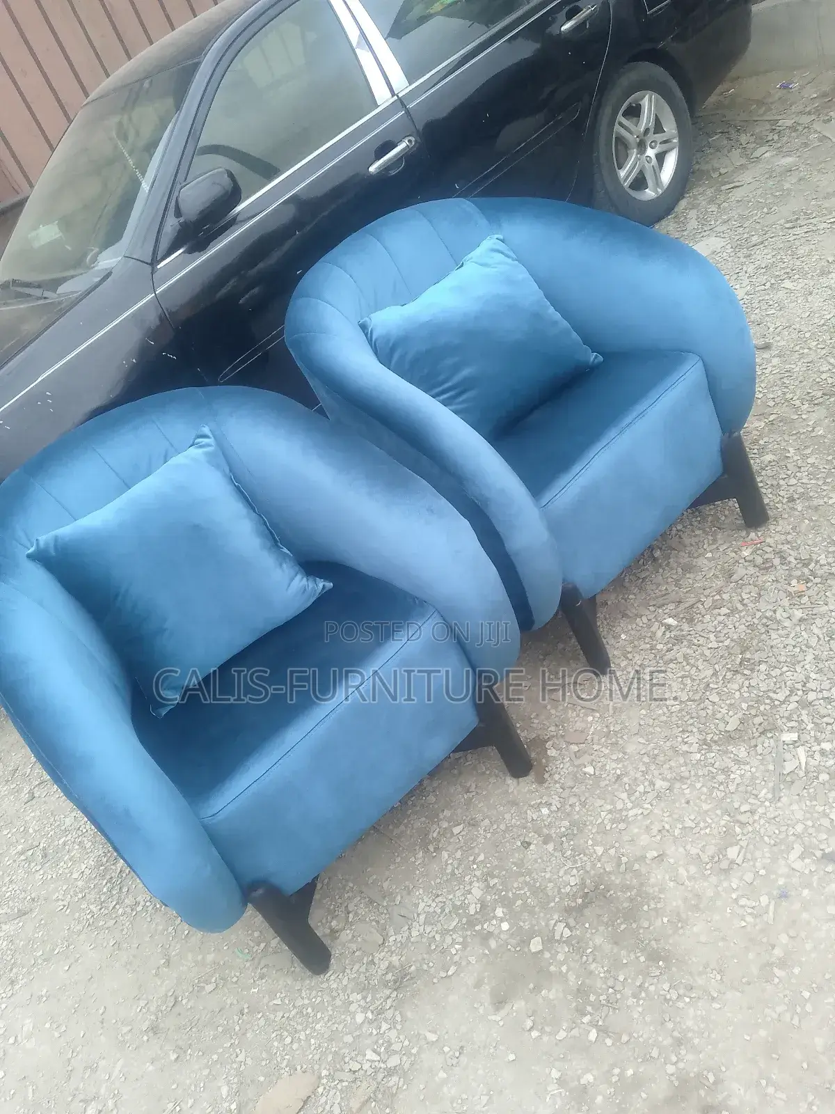 2 Singles Accent Chairs