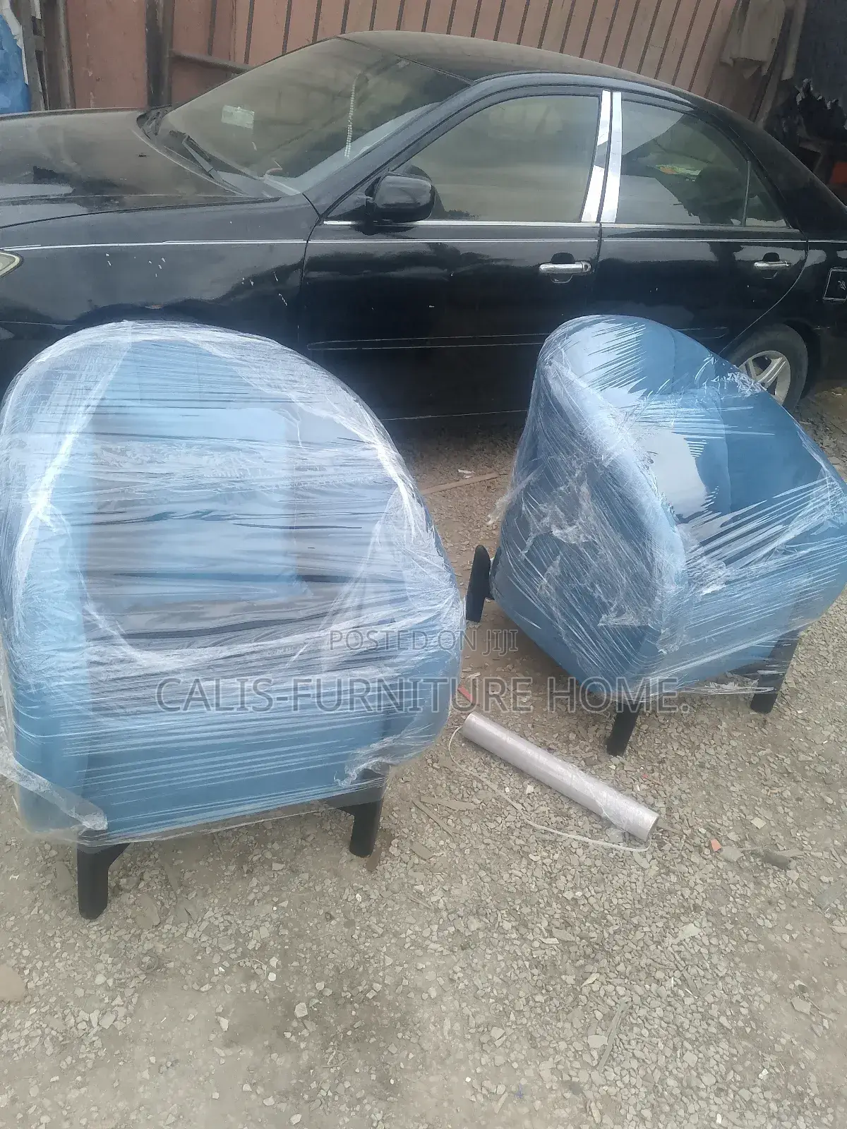 2 Singles Accent Chairs