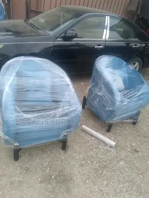 2 Singles Accent Chairs