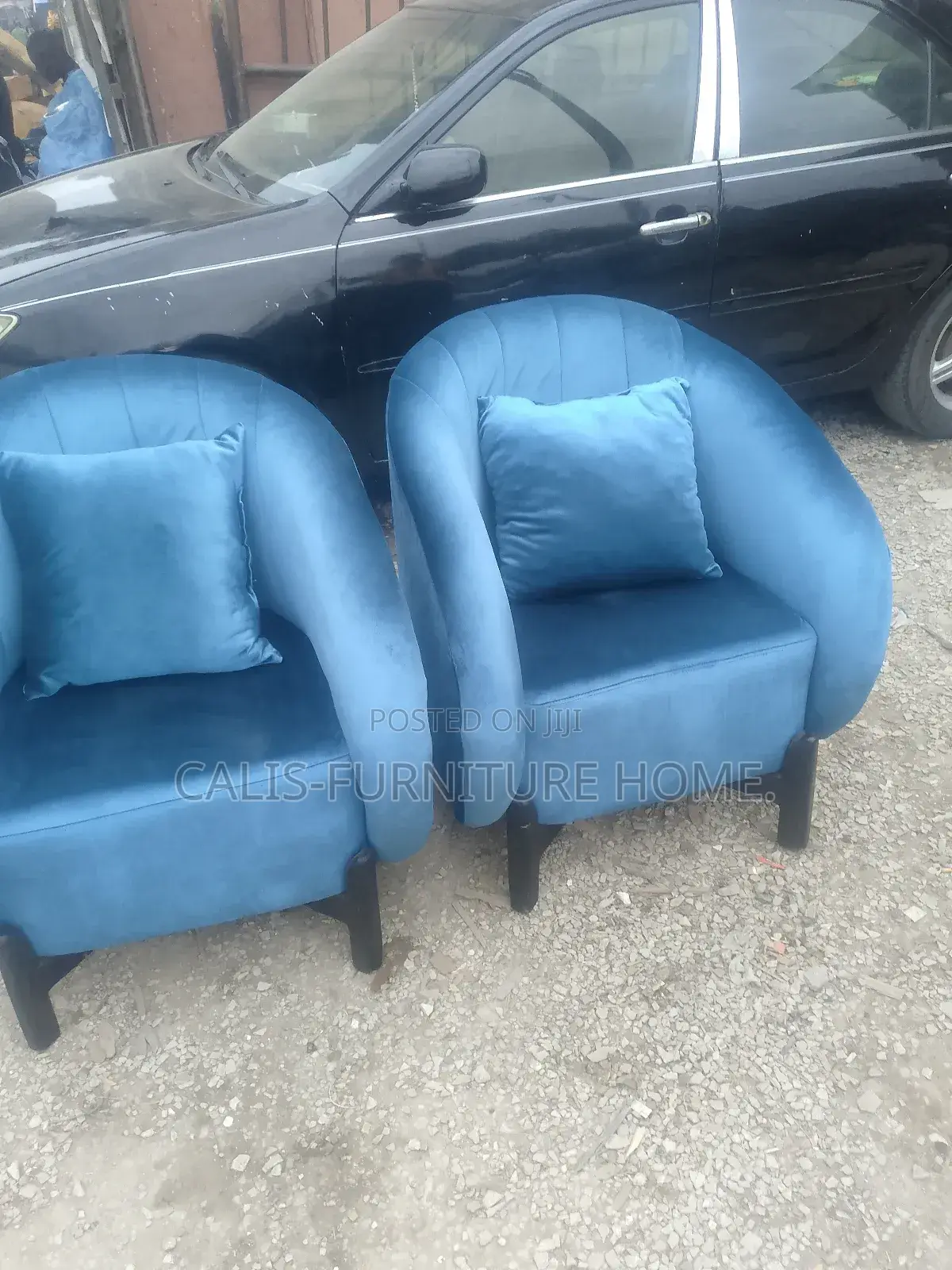2 Singles Accent Chairs