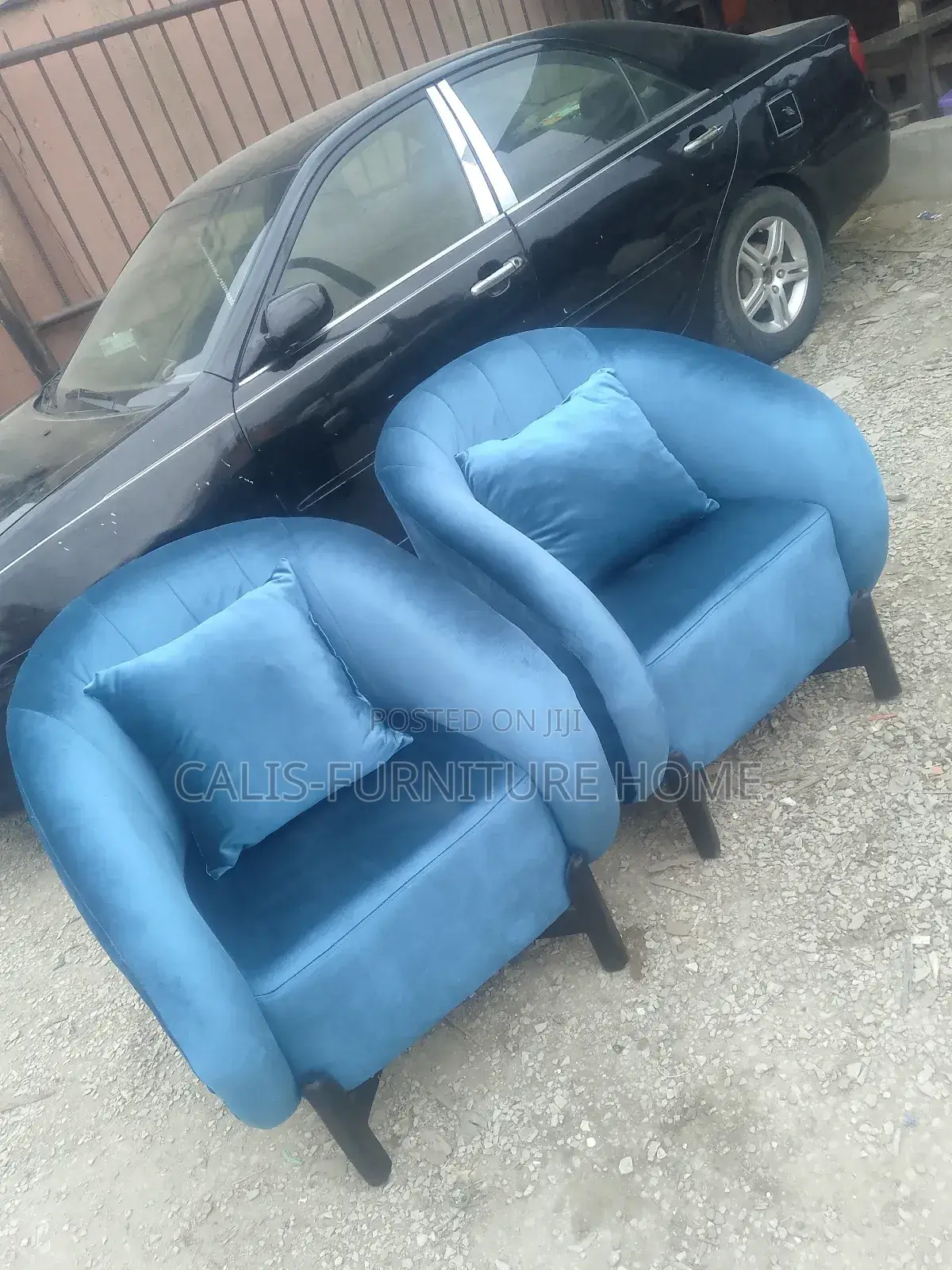 2 Singles Accent Chairs