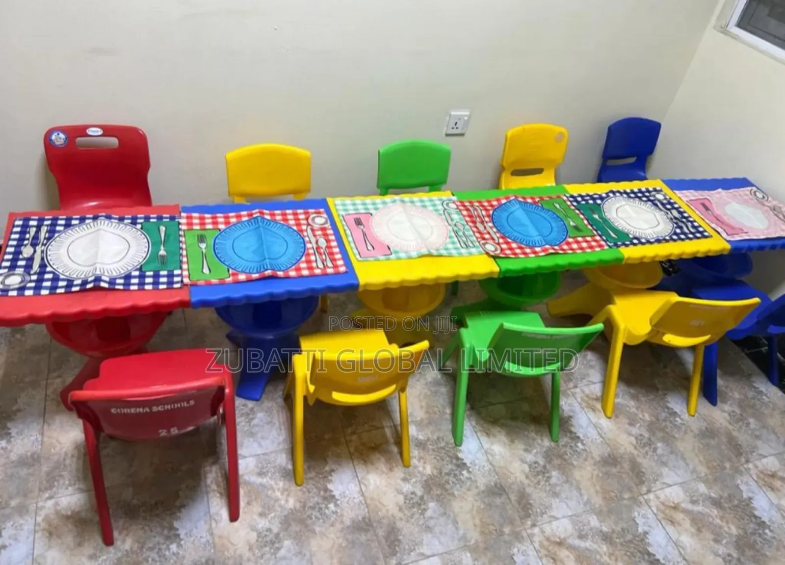 Round Kindergarten Students Round Table