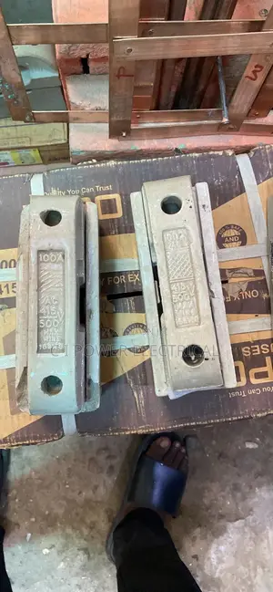 Photo - 100amps Fuse and Base
