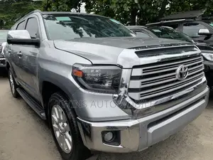 Toyota Sequoia Platinum 4dr SUV 4WD (5.7L 8cyl 6A) 2015 Silver