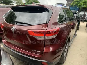 Toyota Highlander XLE 4dr SUV AWD (3.5L 6cyl 6A) 2015 Red