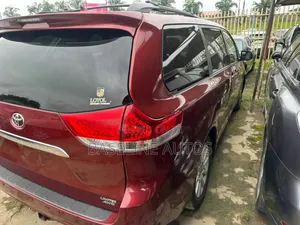 Toyota Sienna 2011 Red