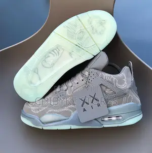 Photo - Original Air Jordan 4 Retro “Kaws”
